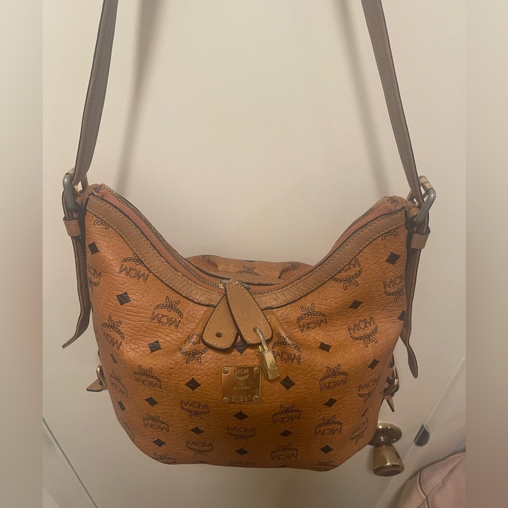 MCM Aren Hobo bag in Visetos Cognac Logo with adjustable Shoulder Bag tarnished - Picture 2 of 10